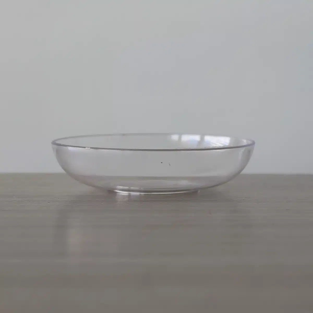 round clear plastic dish