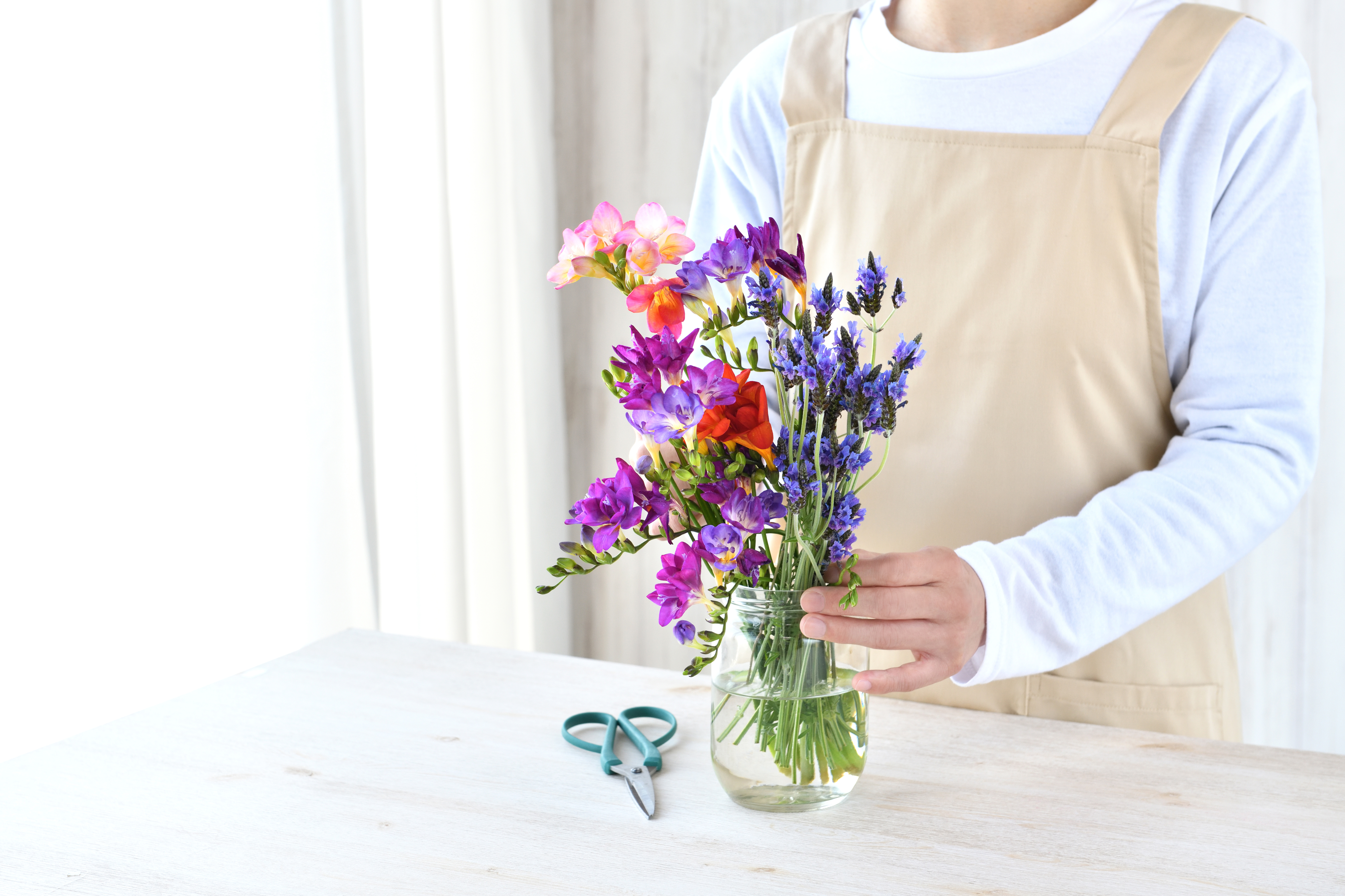 5 Easy Hacks to Make Your DIY Floral Arrangements Last Longer
